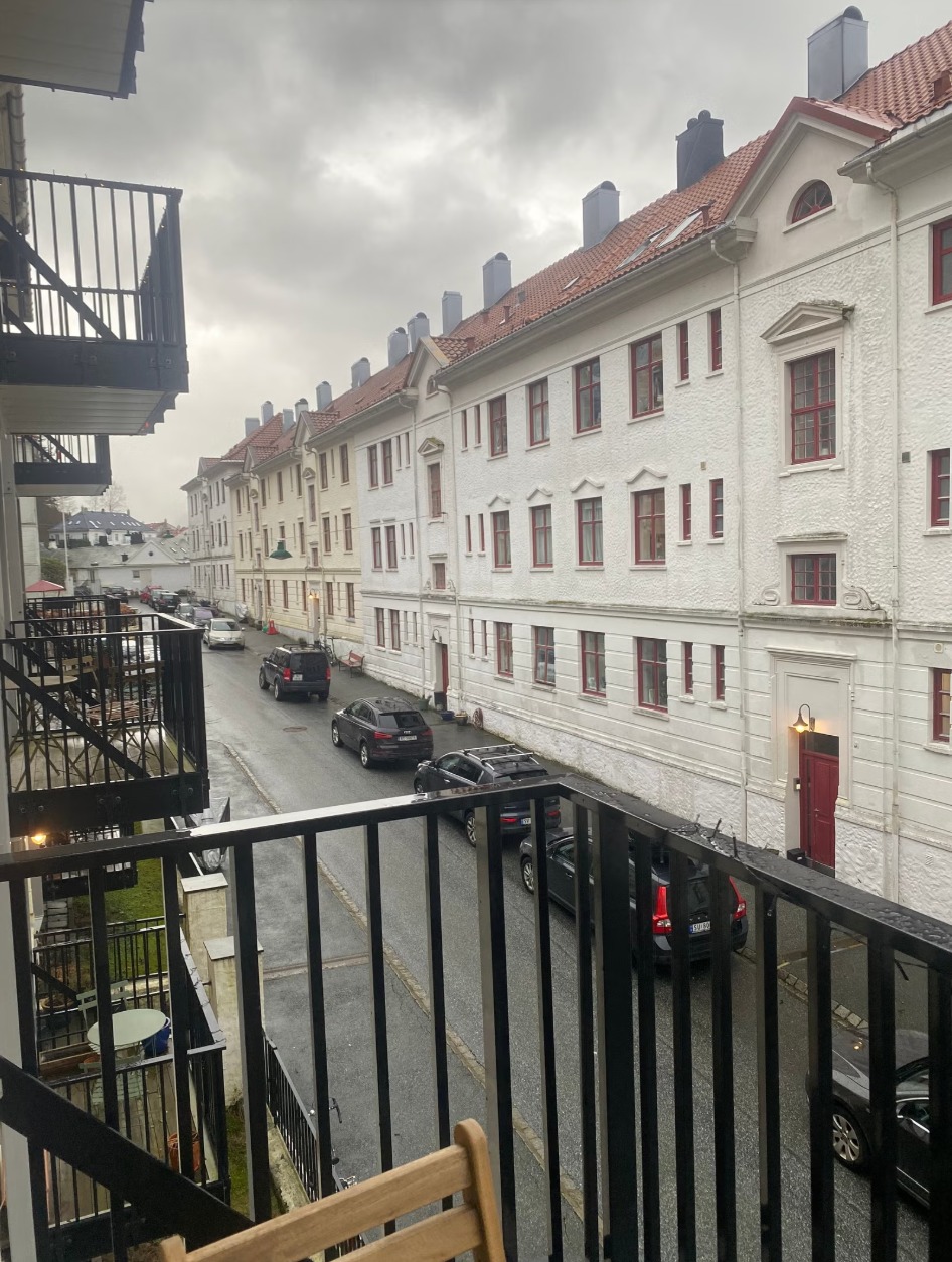 Leiligheten er i en klassisk bygård i en rolig blindgate med tilnærmet ingen gjennomgang